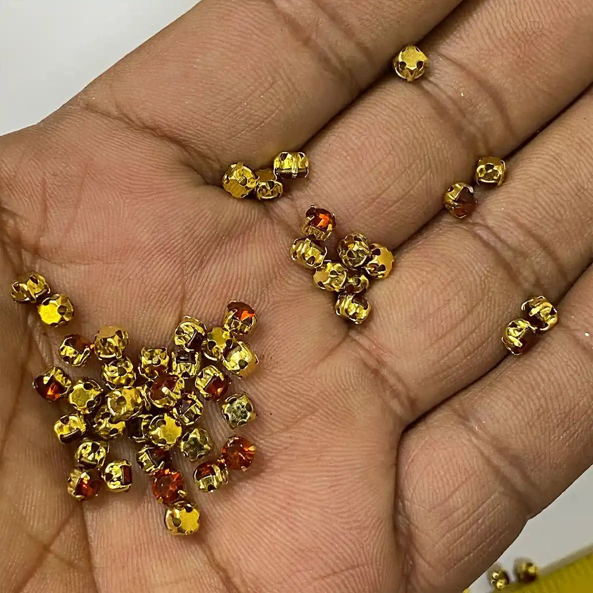 4mm Round Clip Stone with Gold Catcher (10grams)