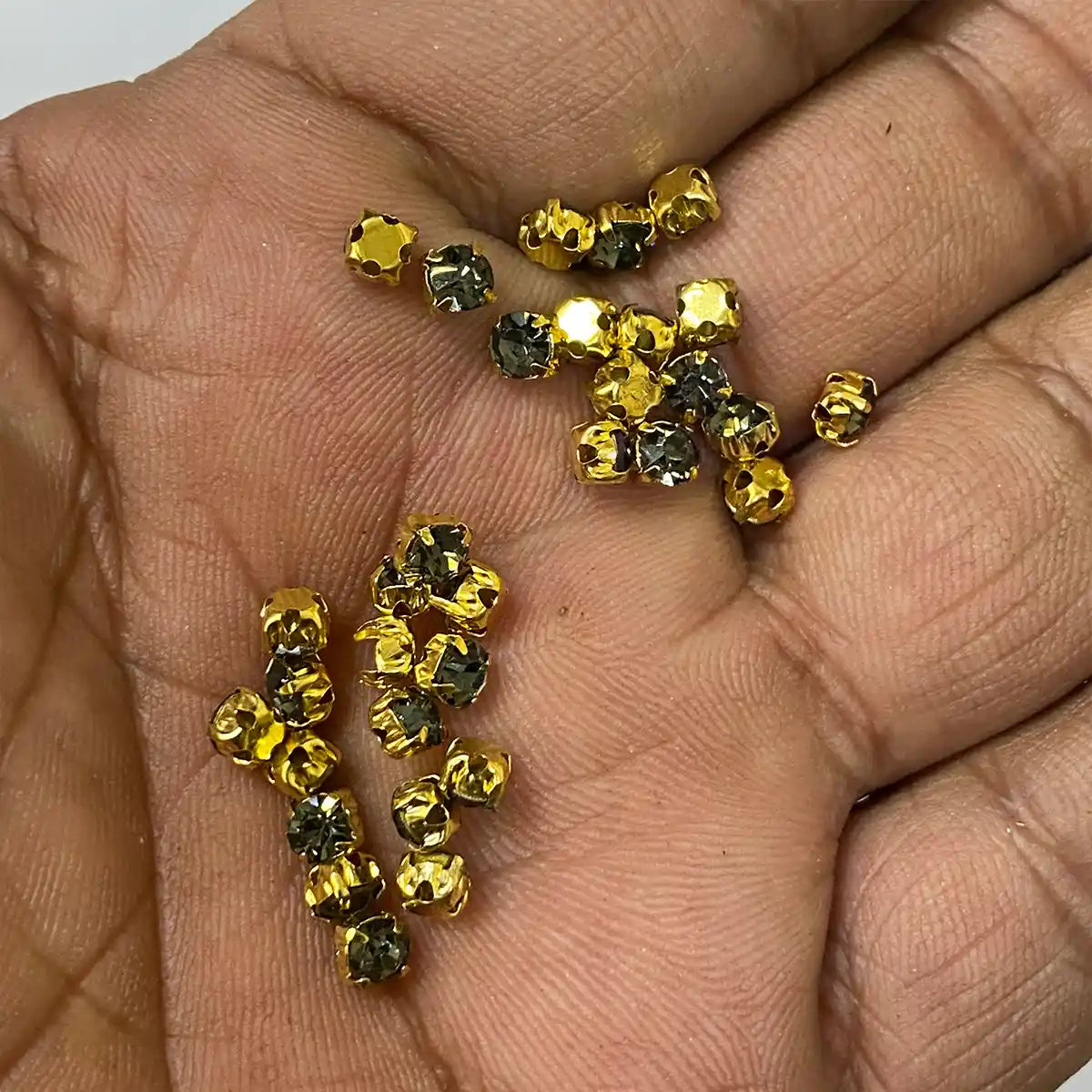4mm Round Clip Stone with Gold Catcher (10grams)