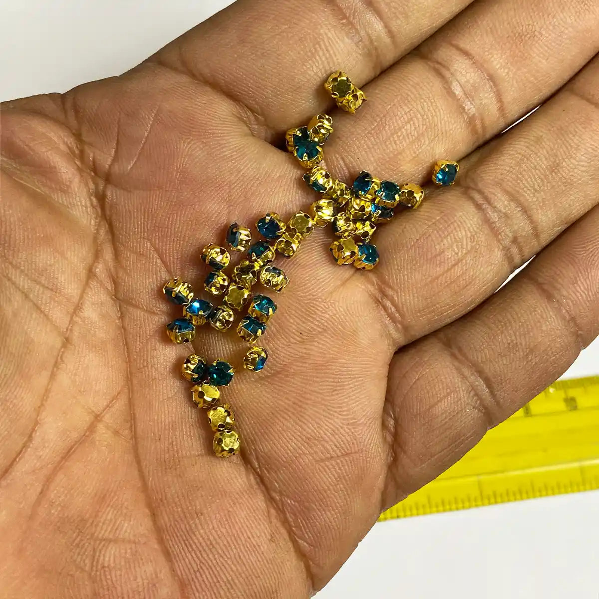 4mm Round Clip Stone with Gold Catcher (10grams)