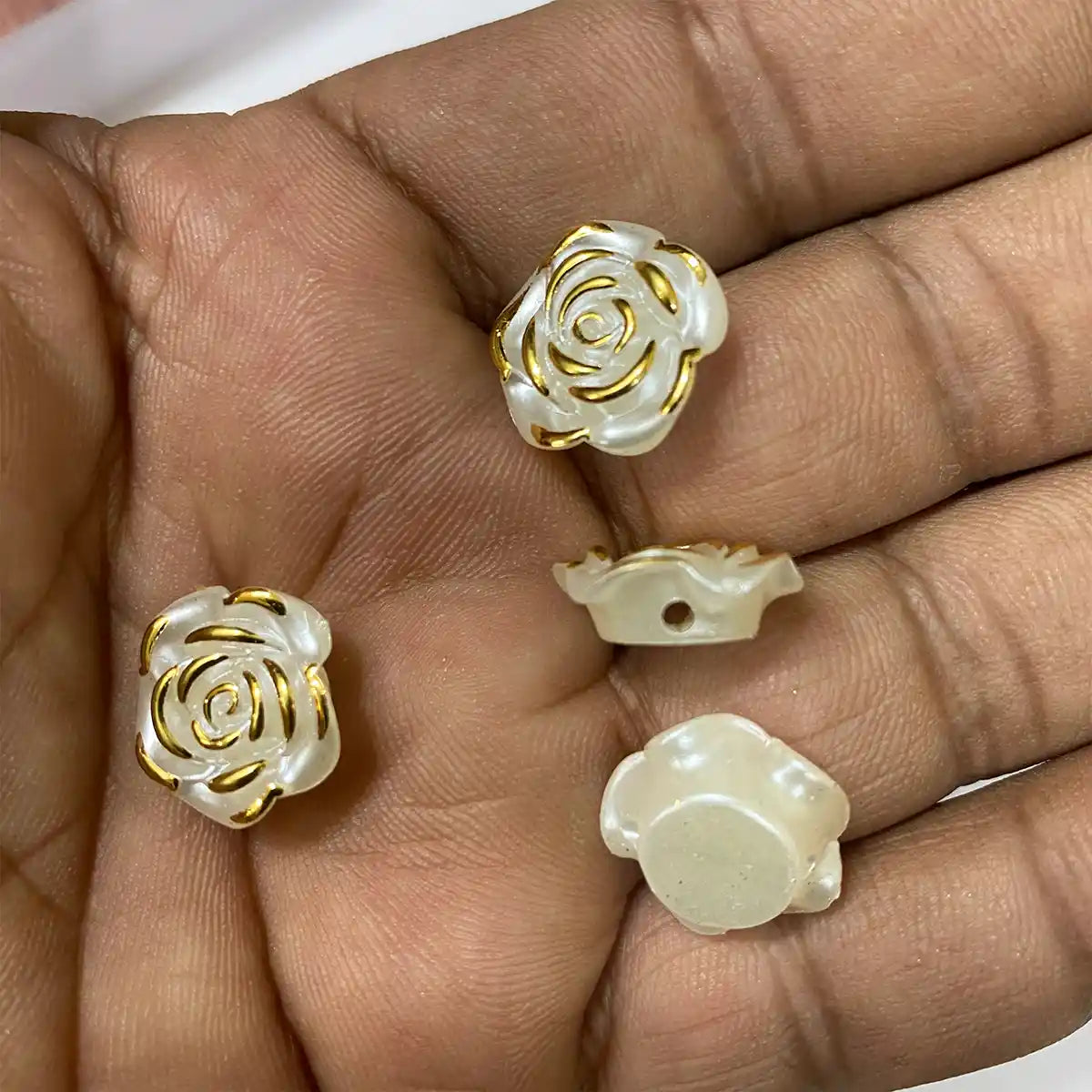 Brooch Rose with Gold Border – White Color (10 Grams)