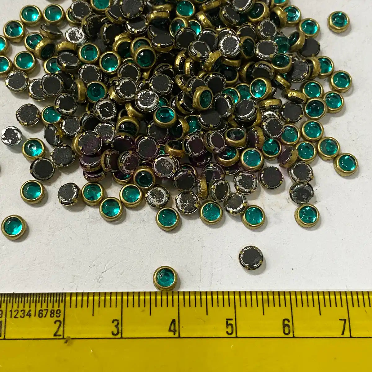 Glass Framed Kundan Stone Round Shape 4mm Color Peacock Green (20grams)