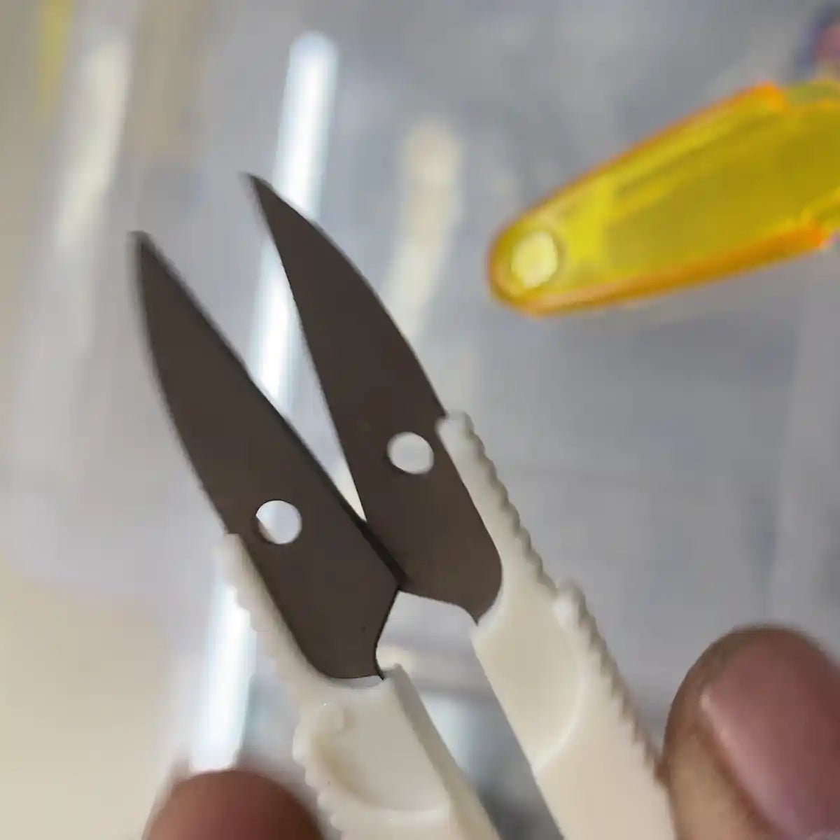 Small Yarn Scissors with Transparent Cover for Embroidery (1 Piece)